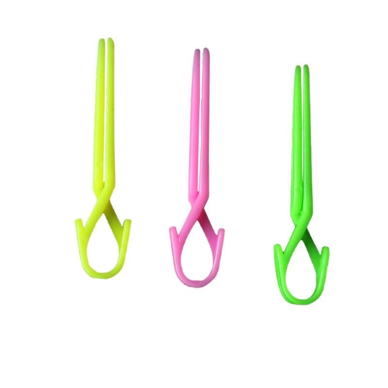 Парикмахерские зажимы для разделения прядей и их фиксации, а также бумага для химической завивки холодного типа.