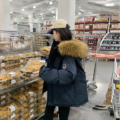 Зимой женские повседневные либералы преодолевают хлопковую куртку. Парная уличная хлопковая куртка с капюшоном и меховым воротником.