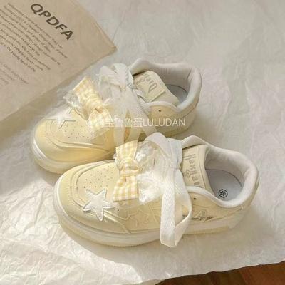 Корейская версия чувства дизайна белых женских кроссовок 2025 популярные универсальные туфли на толстой подошве, нишевые туфли с бантом, туфли-буханки