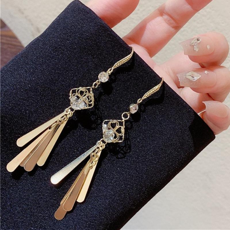Tide Metal Fringed Earrings, High-end Temperament, Long Stud Earrings, Women's Exaggerated Earrings.
