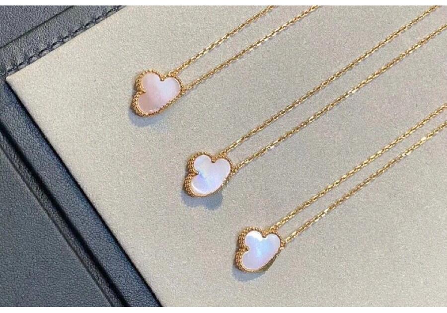 V Gold Four-Leaf Clover Necklace: 18K Gold-Plated, White Mother-of-Pearl & Rose Gold Pendant, Elegant Women's Accessory.