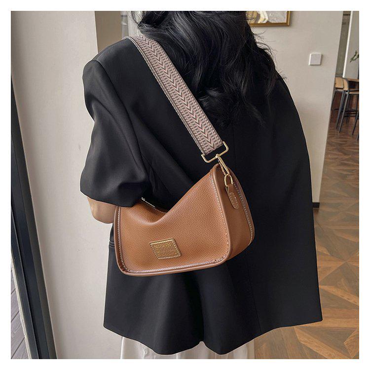 Сумки Бостон Женская 2024 Новая Высококлассная Сумка-багет на плечо: Популярная маленькая сумка-подушка кроссбоди с широким ремнем