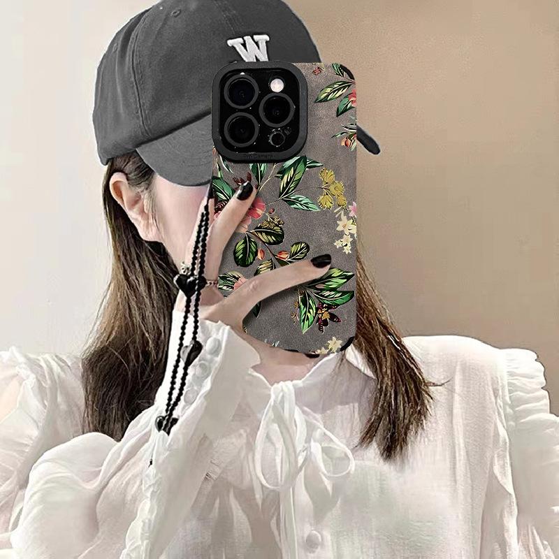 Цепочка из зеленых листьев и цветов в китайском стиле подходит для чехлов для телефонов Apple 16pro с 15 замшей, 14 мелкими отверстиями против падения и 13 силиконом 7/8