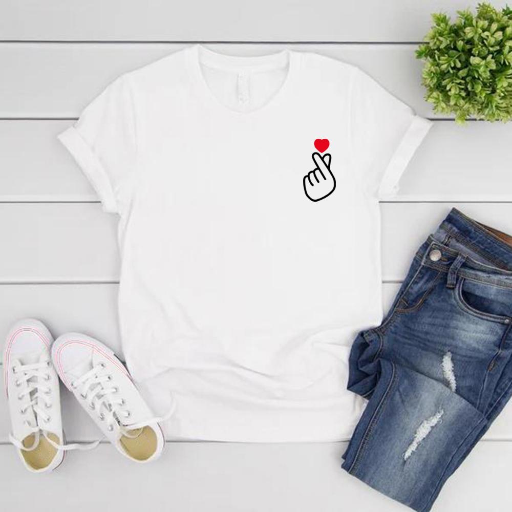 Корейская футболка с изображением пальца и символом любви Корейская футболка с изображением пальца и сердца Kpop Женские графические футболки Милая футболка K-Pop с коротким рукавом Женская футболка