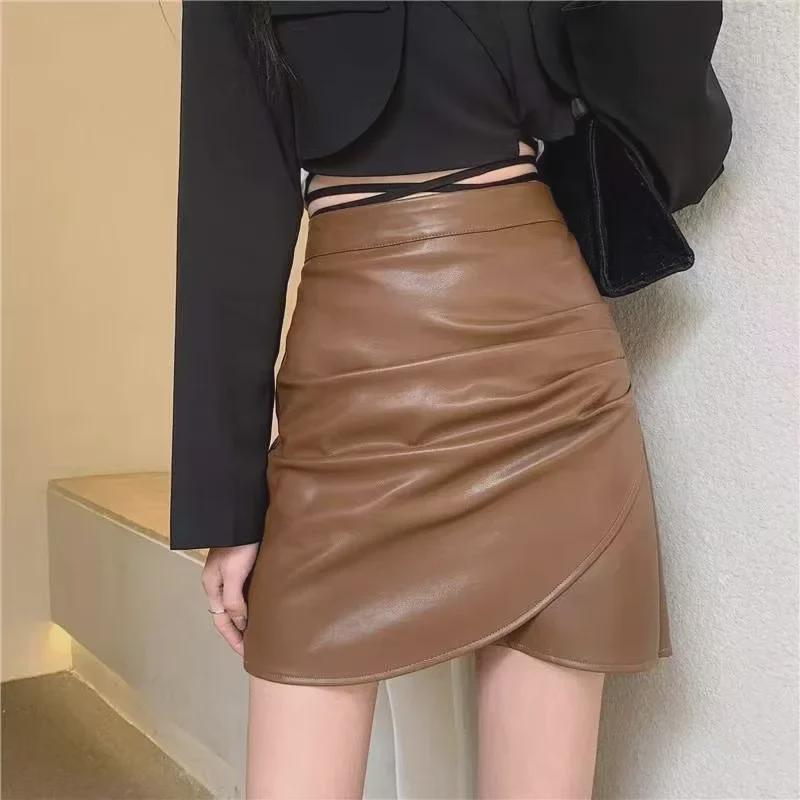 Юбка А-силуэта из черной искусственной кожи с высокой талией для женщин - неровный подол, коллекция весна/осень/зима 2024 г.