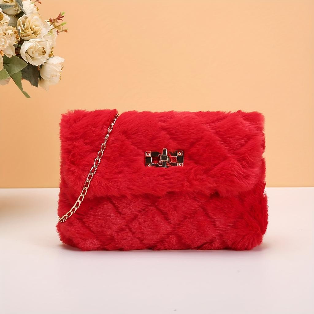 Легкая повседневная сумка кроссбоди из искусственного меха с цепочкой и застежкой-турникетом. Пушистая мягкая сумка-мессенджер через плечо. Съемный ремешок и нейлоновая подкладка.