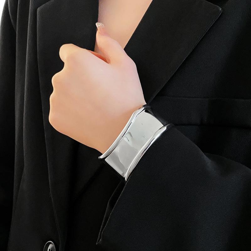 Браслет из металла в холодном стиле с нестандартным открытием, высококачественный браслет класса «ниша», преувеличенный европейский и американский браслет