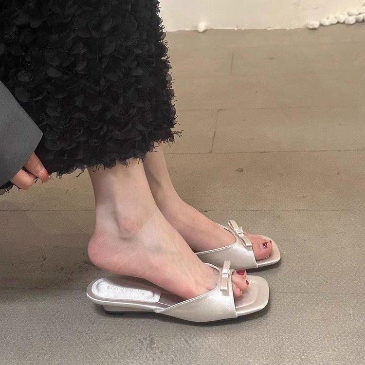 French Low-heeled Cool Slippers Women's Summer Wear 2025 New Models with Skirts, Wedges, Fairy Wind, Beach One-word Sandals