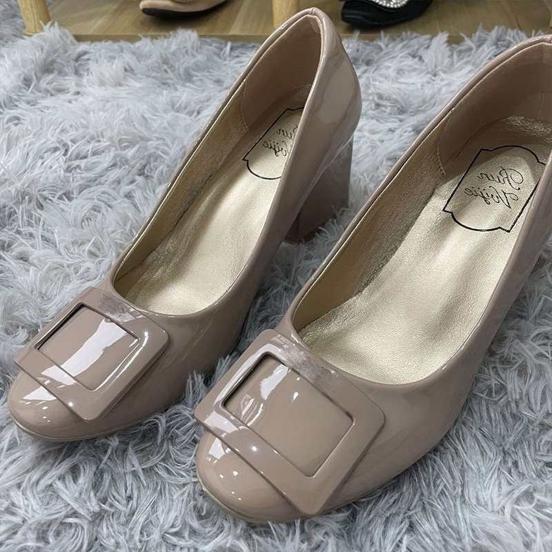 Версия из мягкой кожи~ Однотонные туфли телесного розового цвета женские 2025 новая осень классическая квадратная пряжка лакированная кожа универсальный толстый каблук для работы женские туфли
