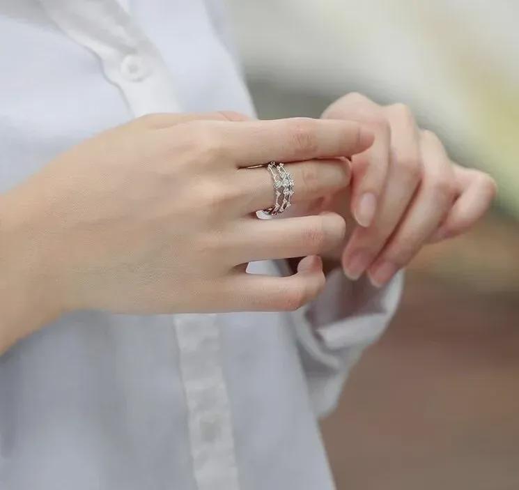 Кольцо с геометрическим цирконием в форме капли воды из золота