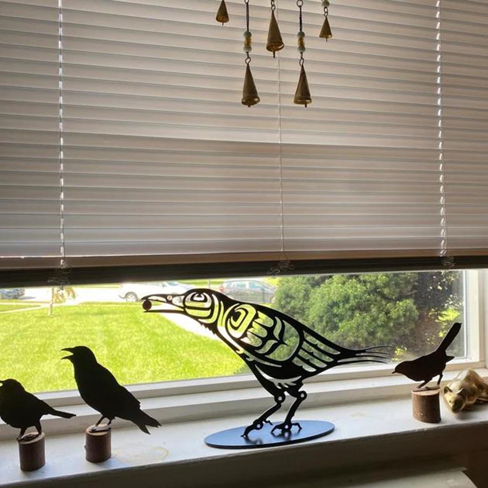Metal Crow Figurine Crow with Berry Statue Desktop Decor Home Ornament Bird Silhouette Art