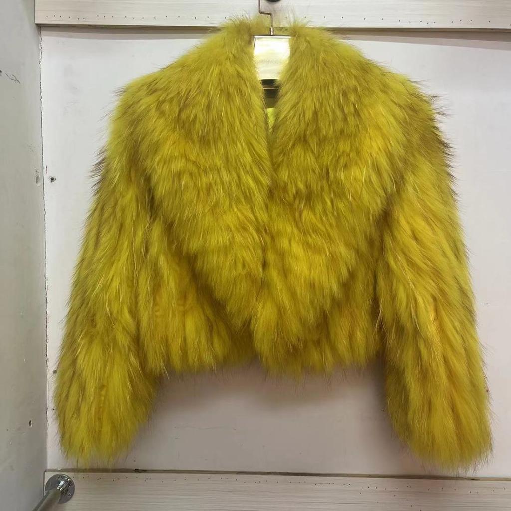 Пальто из натурального меха енота, стеганое, плетеное, с большим лацканом, приталенного короткого стиля, с молодежным темпераментом, зимний топ