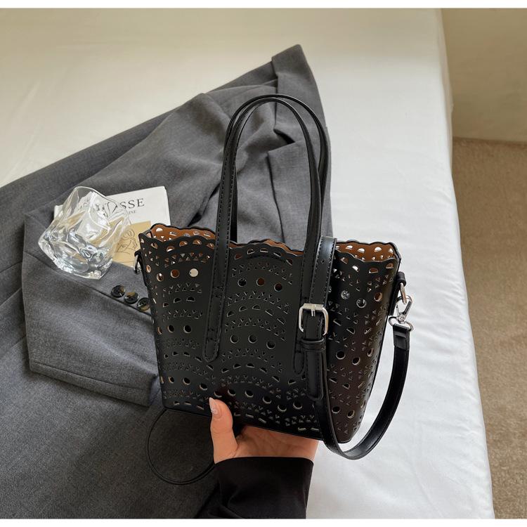 Высококлассная резная полая портативная маленькая сумка женская 2025 новая модная текстурная сумка-ведро на одном плече сумка-мессенджер тренд