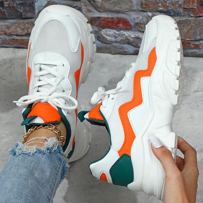 Неуклюжие кроссовки на толстой подошве, поднимающие обувь. Дышащая удобная повседневная спортивная обувь. Модная пара уличной модной обуви.