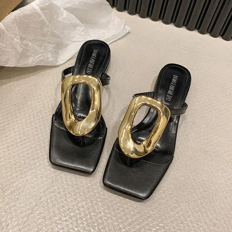 Женские шлепанцы на плоской подошве, новые летние повседневные шлепанцы, пляжные женские тапочки, наружные металлические украшения, женская обувь для тапочек