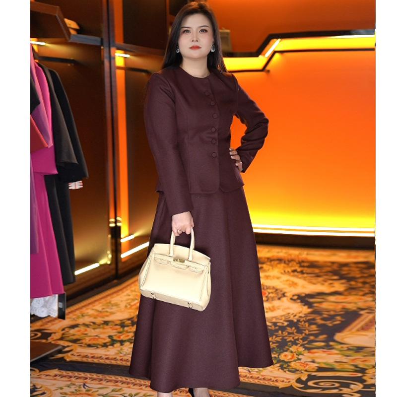 Костюм приталенного кроя цвета «Анкара красный»: Высококлассная светская рабочая одежда с круглым вырезом