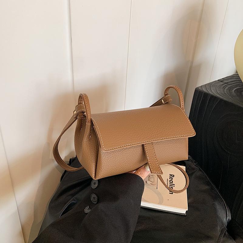 Маленькая сумка высокого класса женская осень 2025 новая нишевый дизайн универсальная сумка-мессенджер популярная в этом году маленькая квадратная сумка