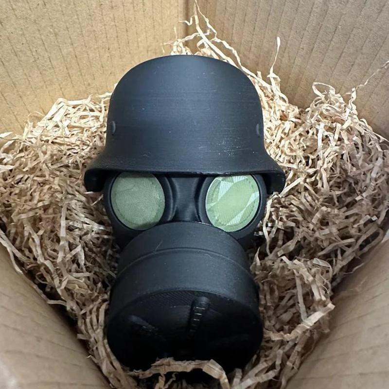 Крышка сцепного устройства с 3D-печатным стальным шлемом и противогазом. Крышка шара сцепного устройства. Предотвращает ржавление приемной трубы.