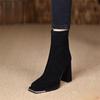 Черные лаковые ботильоны на массивном каблуке с квадратным носком, визуально стройнящие - Женская коллекция Осень/Зима 2025