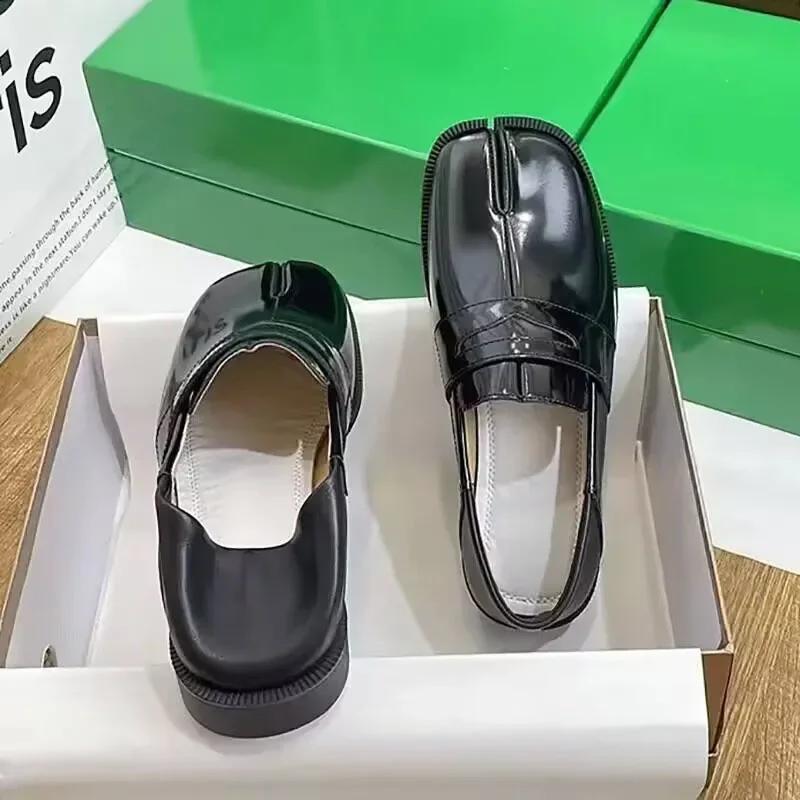 Модные женские лоферы таби с раздвоенным носком, в британском стиле, на плоском каблуке, из лакированной кожи, слипоны, обувь для ленивых людей, обувь с носком в виде свиной ноги