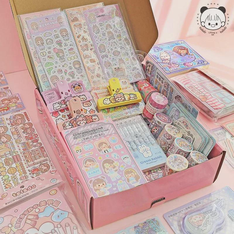 Сундук с сокровищами Тирадо: Подарочный набор из блокнота с наклейками, канцелярскими принадлежностями и глухой коробкой.