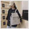Женский пушистый клетчатый рюкзак — стильный, легкий, большой вместимости для поездок на работу и путешествий осенью/зимой.