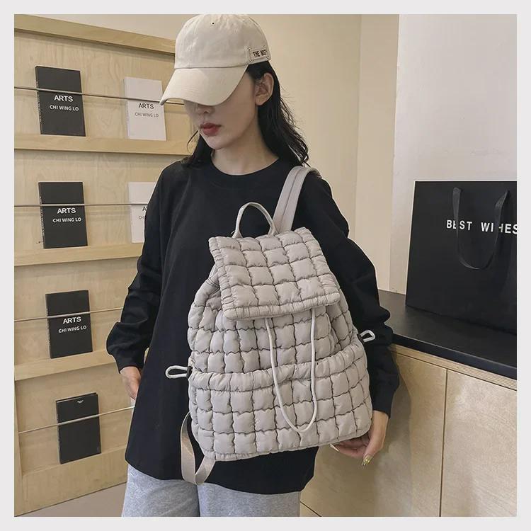 Женский пушистый клетчатый рюкзак — стильный, легкий, большой вместимости для поездок на работу и путешествий осенью/зимой.