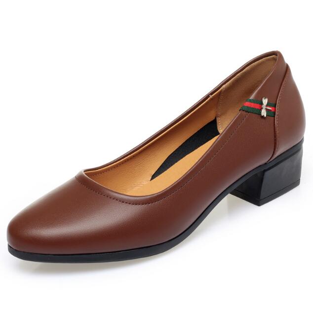 Новые женские туфли из мягкой кожи на низком каблуке, удобные туфли для женщин среднего возраста, женские туфли-лодочки, офисная обувь, повседневные женские туфли-клинья 2025