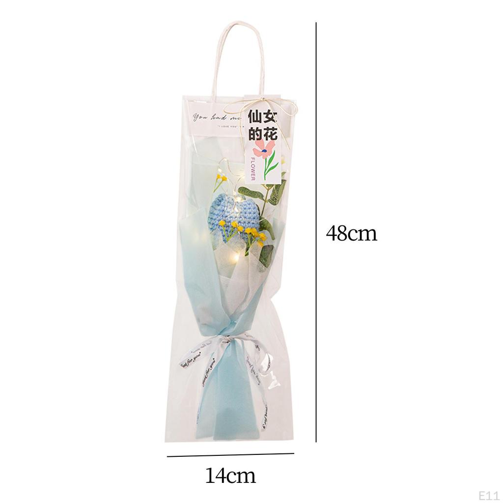 Завершенный букет тюльпанов крючком с легким искусственным декоративным украшением для центральной части стола