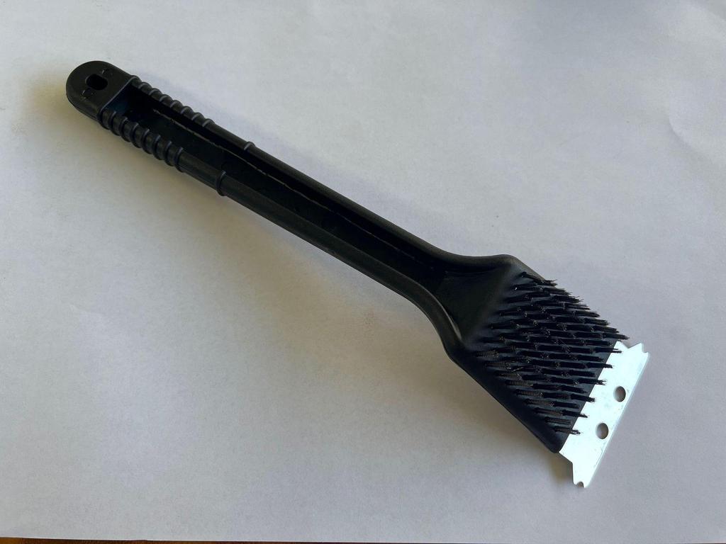 Пластиковая щетка для барбекю с длинной ручкой для чистки гриля — инструмент 3 в 1 для чистки на пикнике на открытом воздухе.