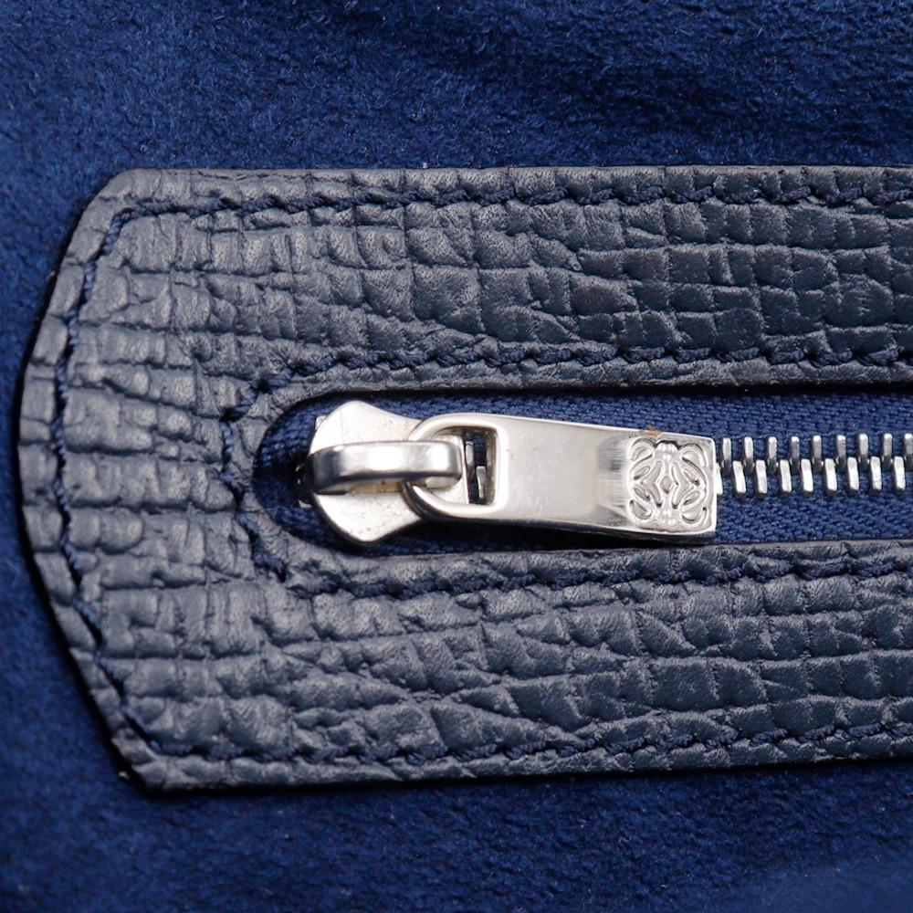 Loewe Одноплечная сумка на ремне из серой кожи Женская Б/У