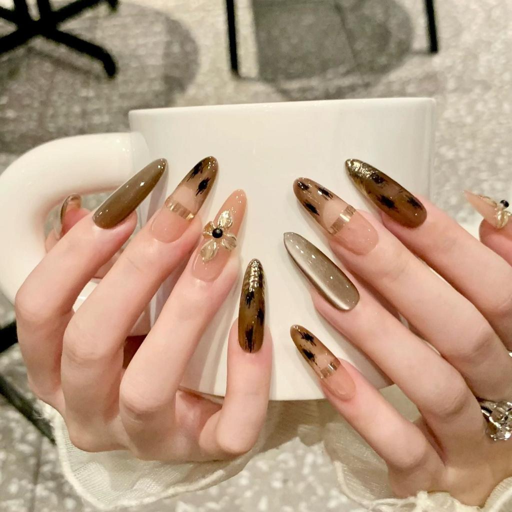 Maillard smudges cat's eyes purely handmade wearing armor to show white ins style advanced sense autumn and winter nail art patch fake nails