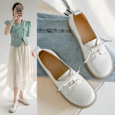 Женщина, носящая пару туфель на мягкой подошве и с мягким верхом, плоские, дышащие и универсальные повседневные туфли