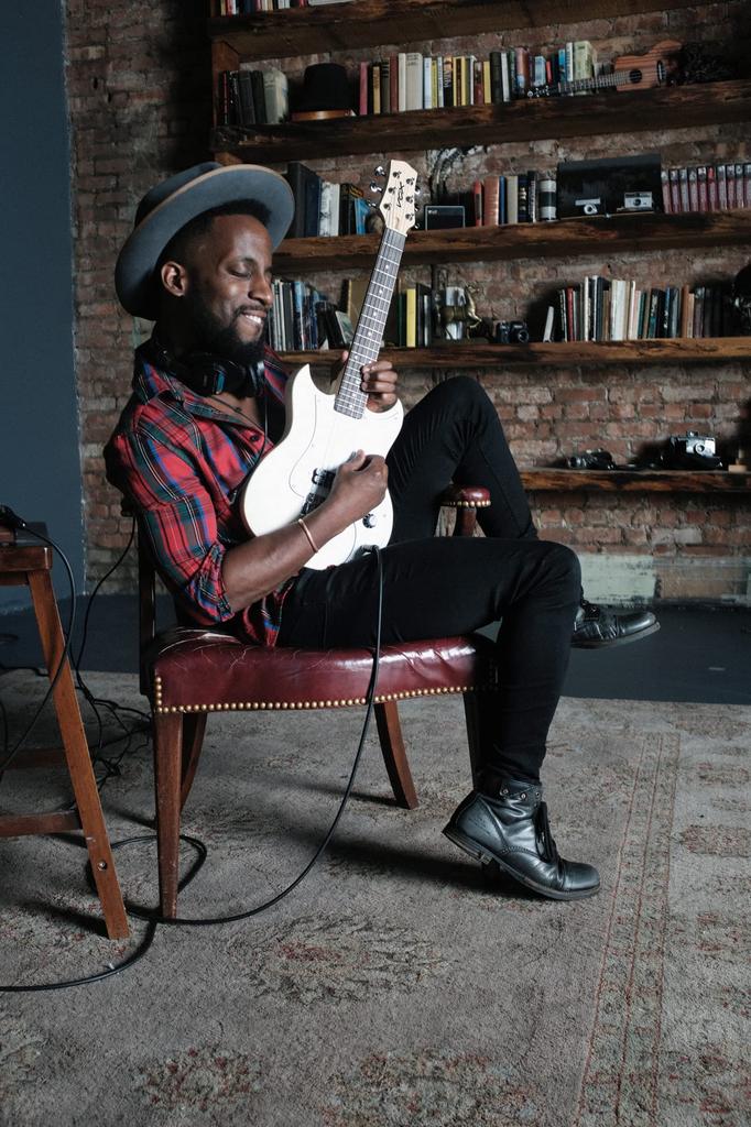 Гитара VOX Mini RD, красная, с короткой мензурой, совместимая с обычной настройкой, идеально подходит для женщин и детей с маленькими руками, в комплект входит сумка для переноски SDC-1