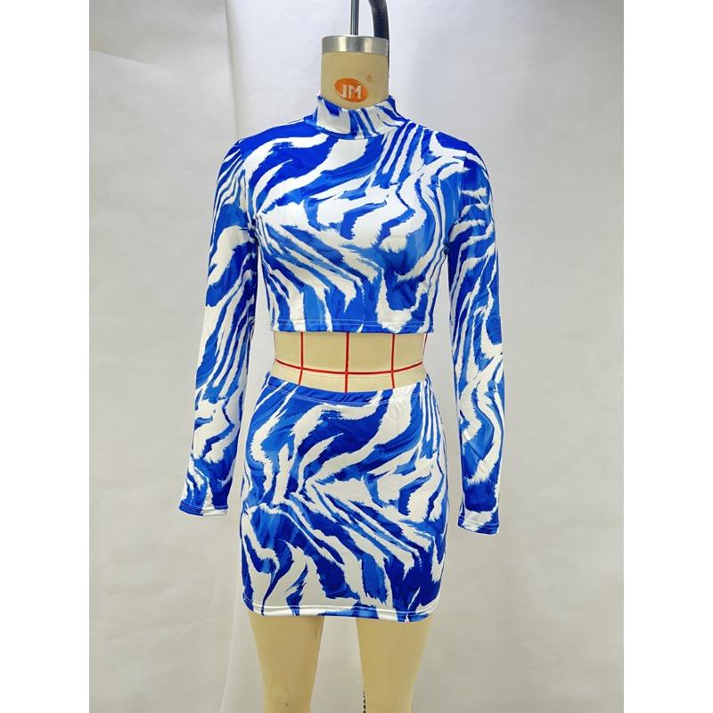 Женский осенний комплект с короткой юбкой и топом-халтером с принтом и запахом