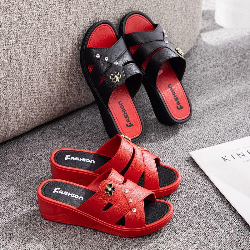 Тапочки «клевер» для мам среднего возраста, быстросохнущие нишевые босоножки на наклонном каблуке, высококачественные сандалии с толстой подошвой