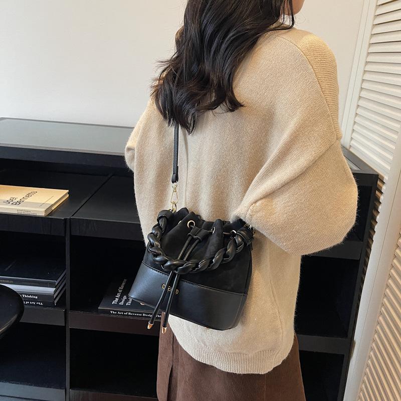Выходная сумка женская 2025 новая осень и зима нишевая легкая роскошь для поездок на работу сумка на плечо кроссбоди сумка-ведро
