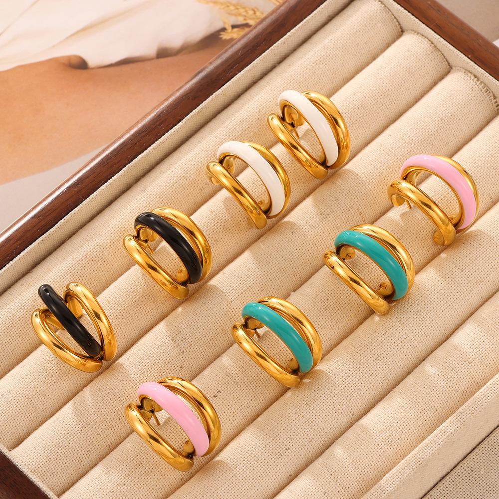 Серьги-гвоздики в форме буквы С с титановым покрытием из 18-каратного золота. Корейские свежие и модные серьги. Серьги-гвоздики в стиле «Темперамент». Женские модели.