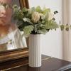 Домашняя декоративная керамическая ваза с вертикальными линиями, современные глазурованные белые вазы, стильная простая ваза для живых или искусственных цветов