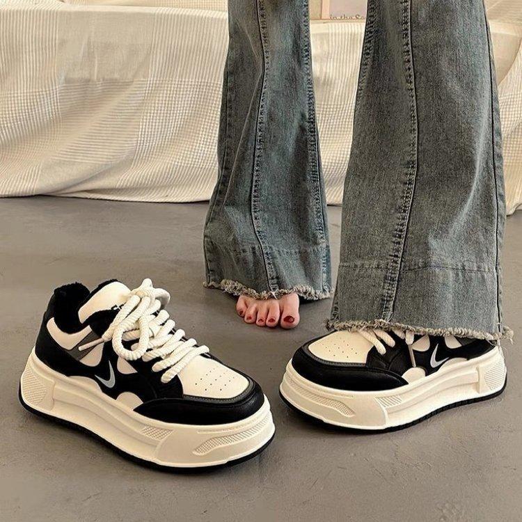 2024 женские дышащие на толстой подошве для увеличения роста осенние новые маленькие белые туфли универсальные кроссовки папы с юбками спортивные кеды женские