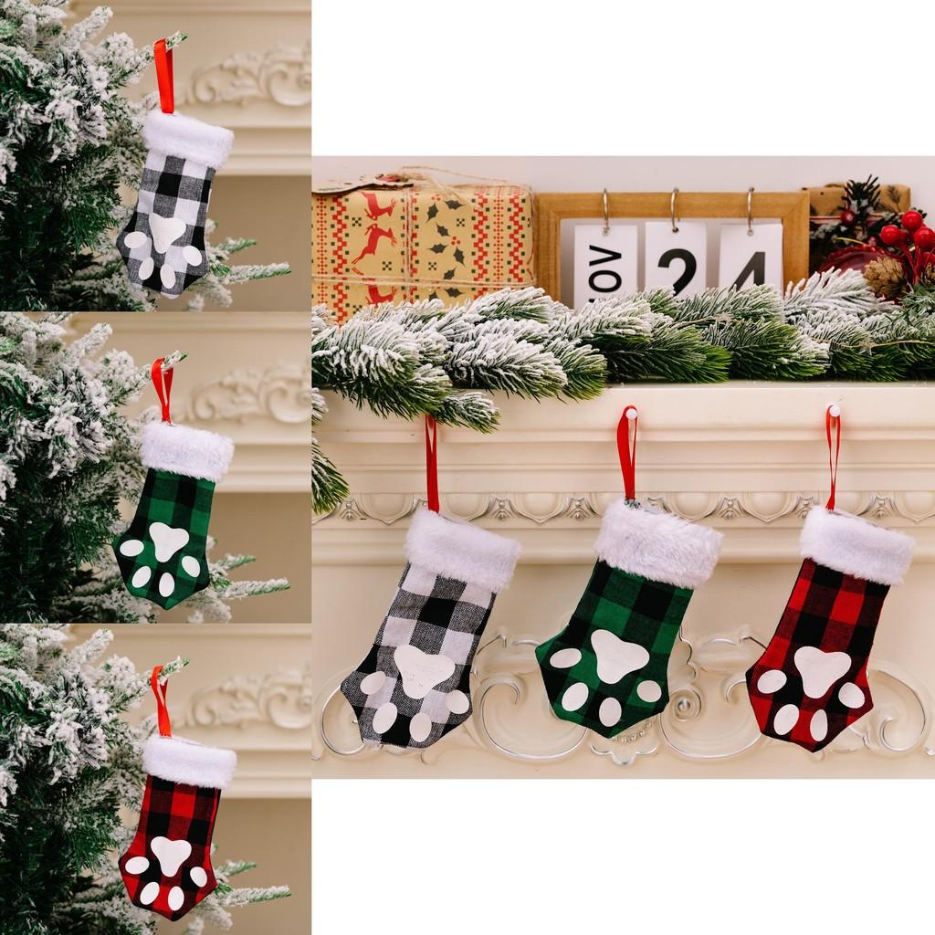 Очаровательные рождественские чулки в мультяшном стиле с кошачьими лапками в красочных красном, зеленом и черном цветах