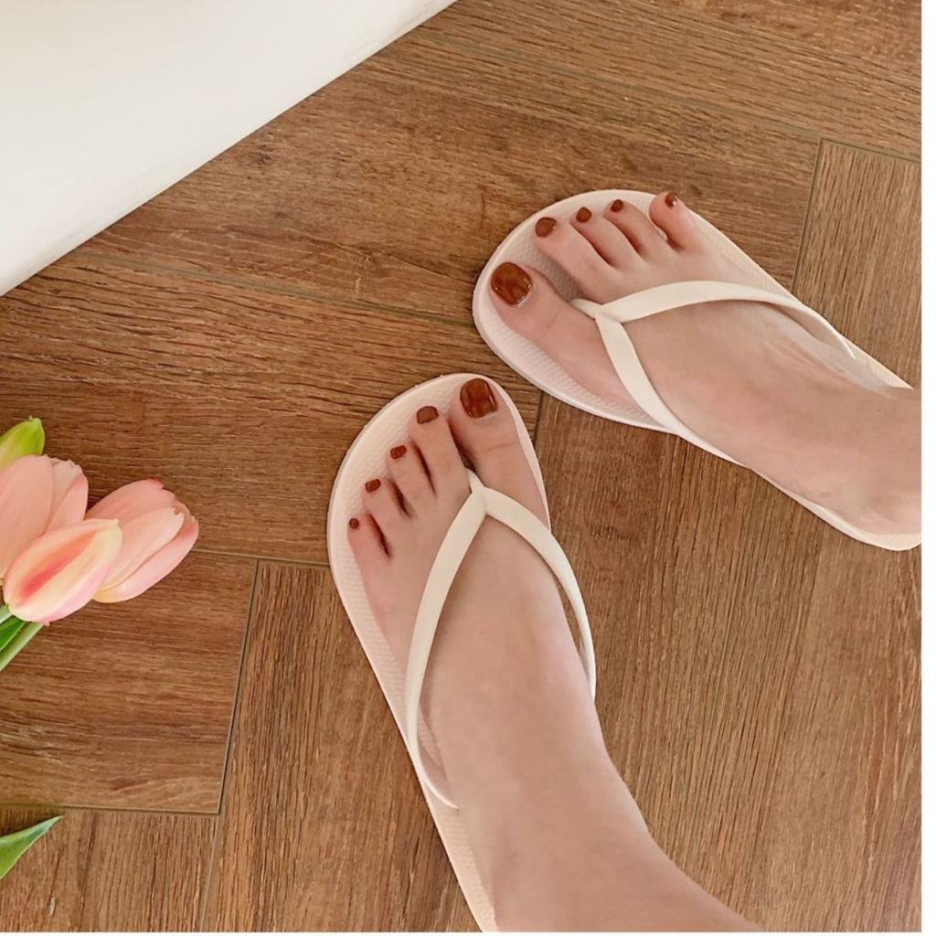 Обувь на пляж Плоские шлепанцы Вьетнамки Черные женские тапочки и женские сандалии Легкая обувь Летняя распродажа Дизайнерская Роскошная Низкая цена