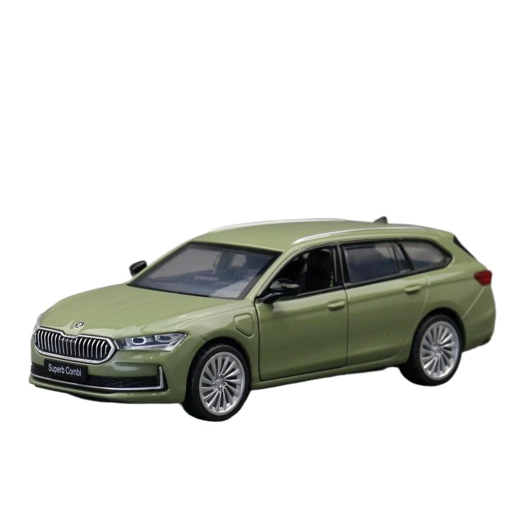 Масштаб 1/35 Skoda Superb Combi Седан Модель игрушечной машины MSZ Литой металлический миниатюрный Оттягивающийся Звук и свет Коллекция Подарок для детей Мальчик