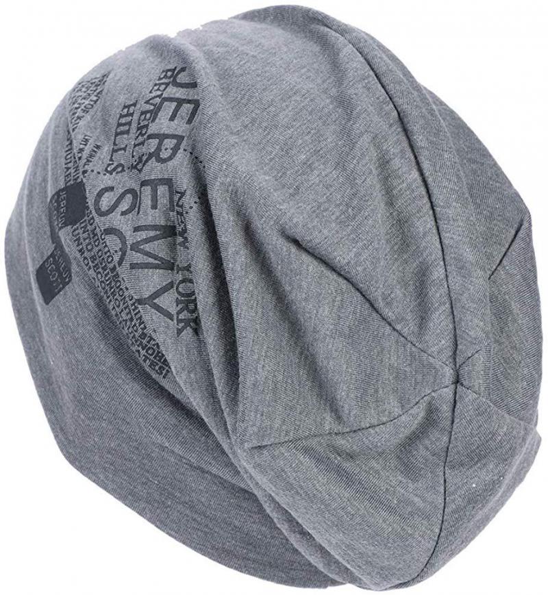 Стильная трикотажная шапка осень - зима с принтом