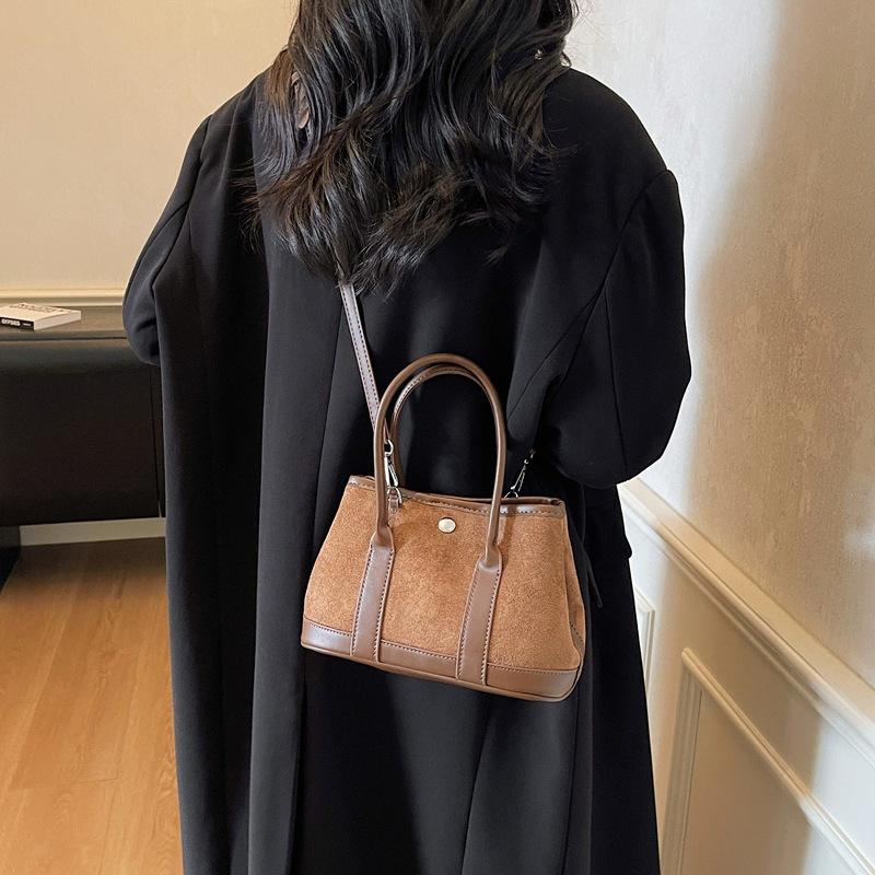 Ретро замшевая женская сумка 2025 осень и зима новая сумка-мессенджер для通勤 леопардовый принт универсальная сумка-ведро