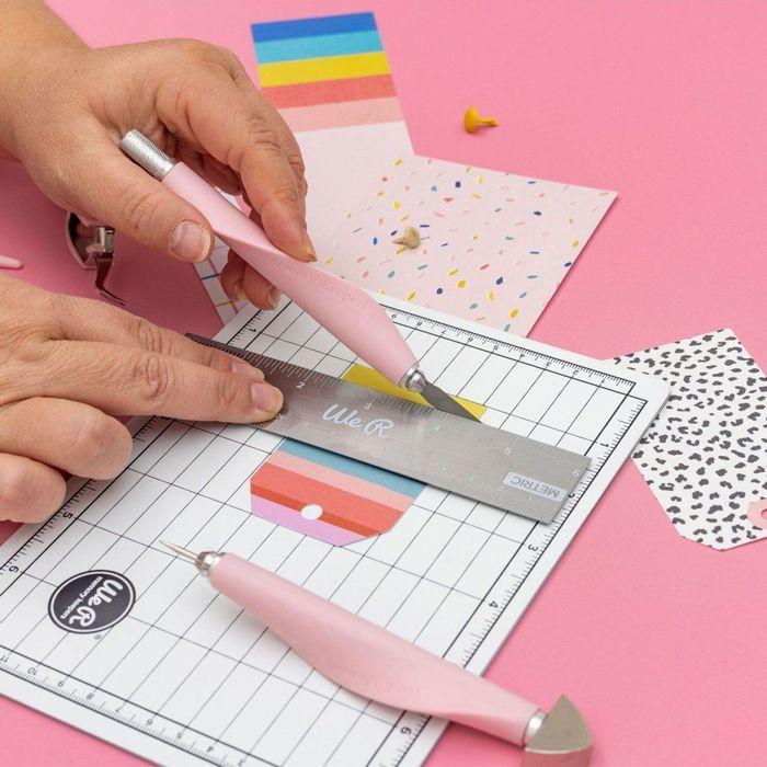 Mini kit d'outils - We R Memory Keepers - 7 pcs - Tapis de découpe - Ciseaux - Cutter de précision