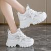 Модные дышащие массивные белые кроссовки для женщин Модные лазерные туфли на толстой подошве с вулканизированной подошвой Женские 2025 на шнуровке на платформе для бега