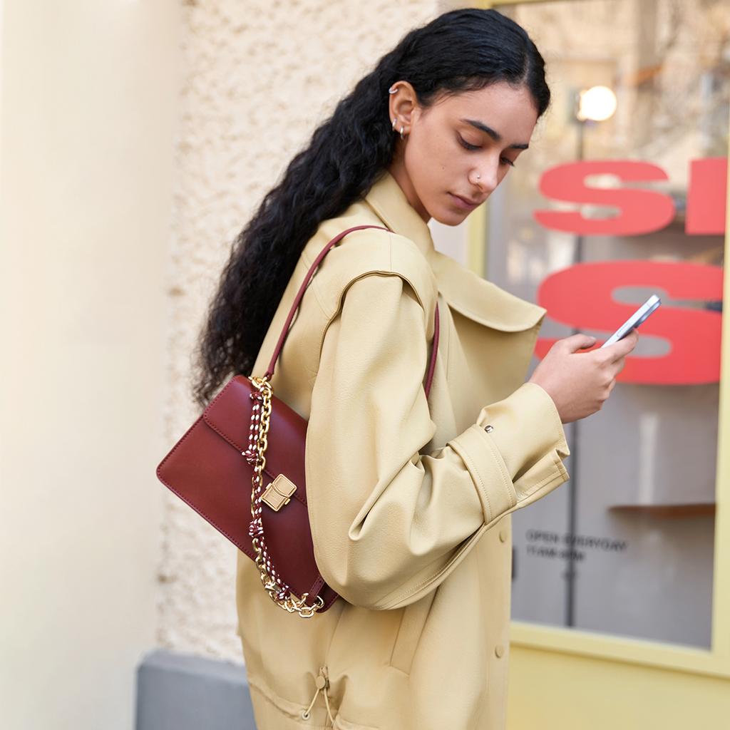 Charles & Keith Маленькая сумка CK 26 Весна Элегантная Деловая Сумка на плечо с узлом-цепочкой из ПУ Средние женские сумки CK2-20701632