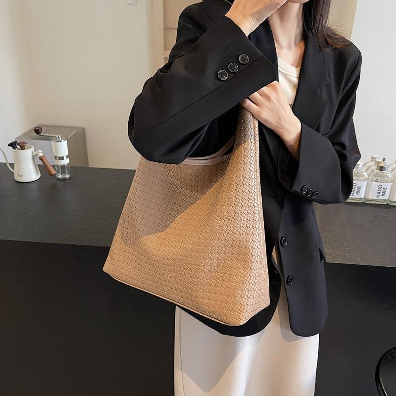 2025 fashion popular retro woven commuter tote bag niche design underarm bag women's large capacity shoulder bag