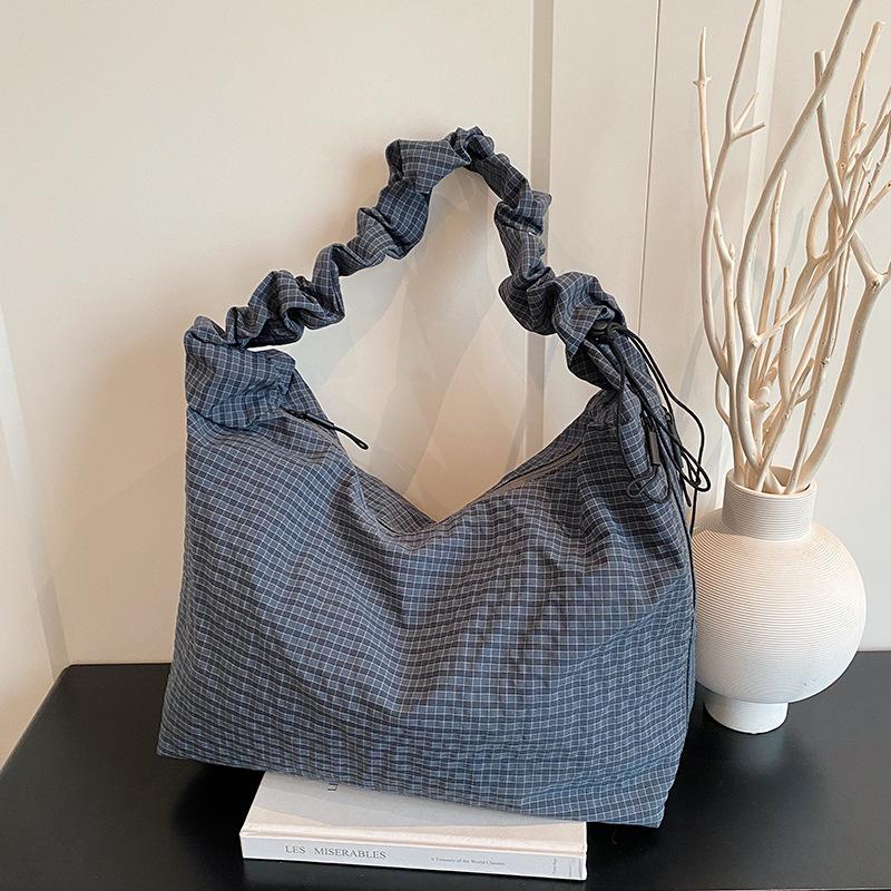 Складная сумка-тоут большой вместимости женская 2025 новая модная супер огненная сумка через плечо для通勤, популярная тканевая сумка, сумка-мессенджер